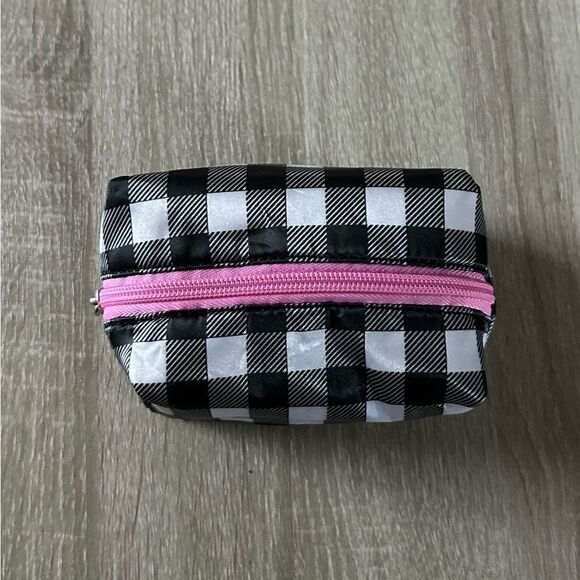 NWOT … Checkered Cosmetic / Makeup Bag - Picture 3 of 5